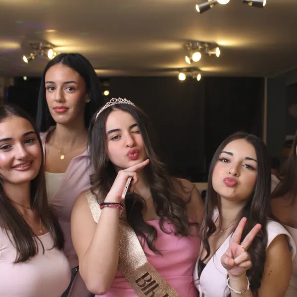 Invités qui s'amusent devant le photobooth