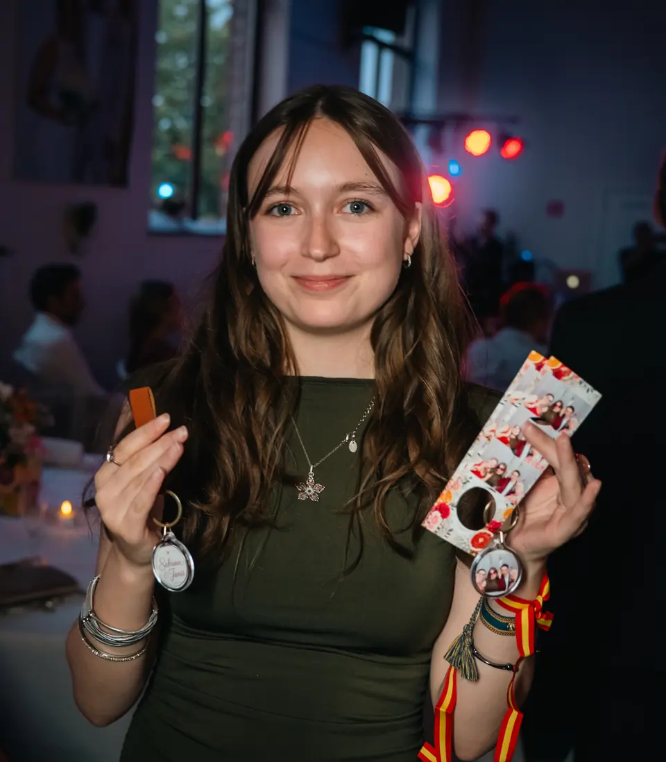 Une invitée repart avec ses deux porte-clés et sa bande photo.