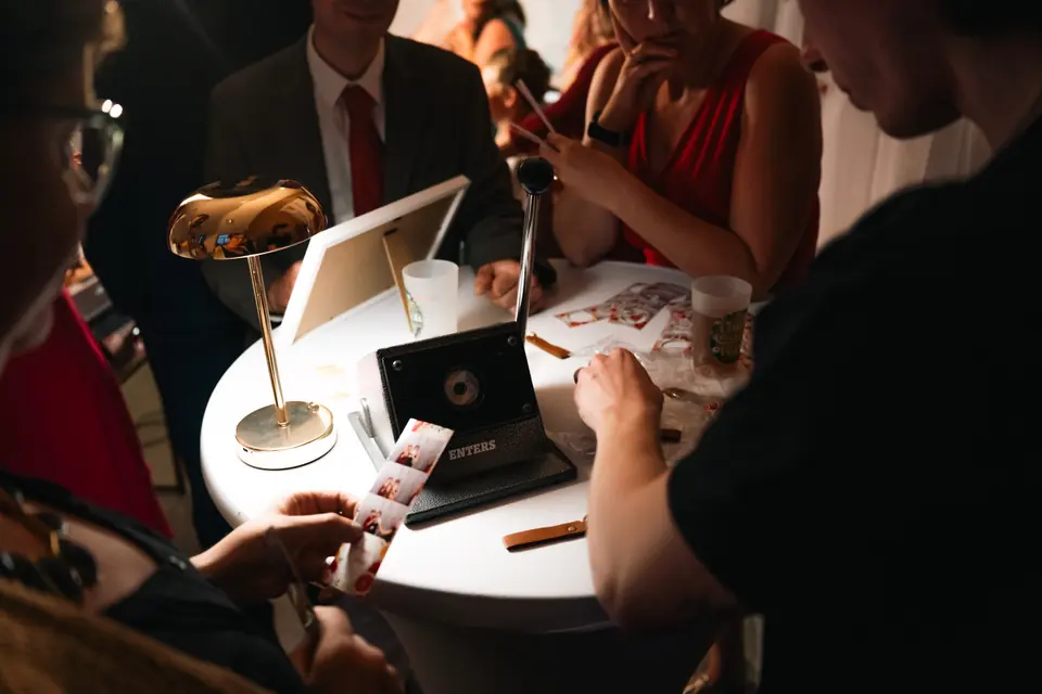 L'opérateur assemble les porte-clés à sa table, pendant la réception.